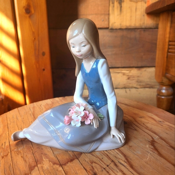 LLADRO "NOSTALGIA" #5071 YOUNG GIRL WITH FLOWERS - Picture 2 of 12